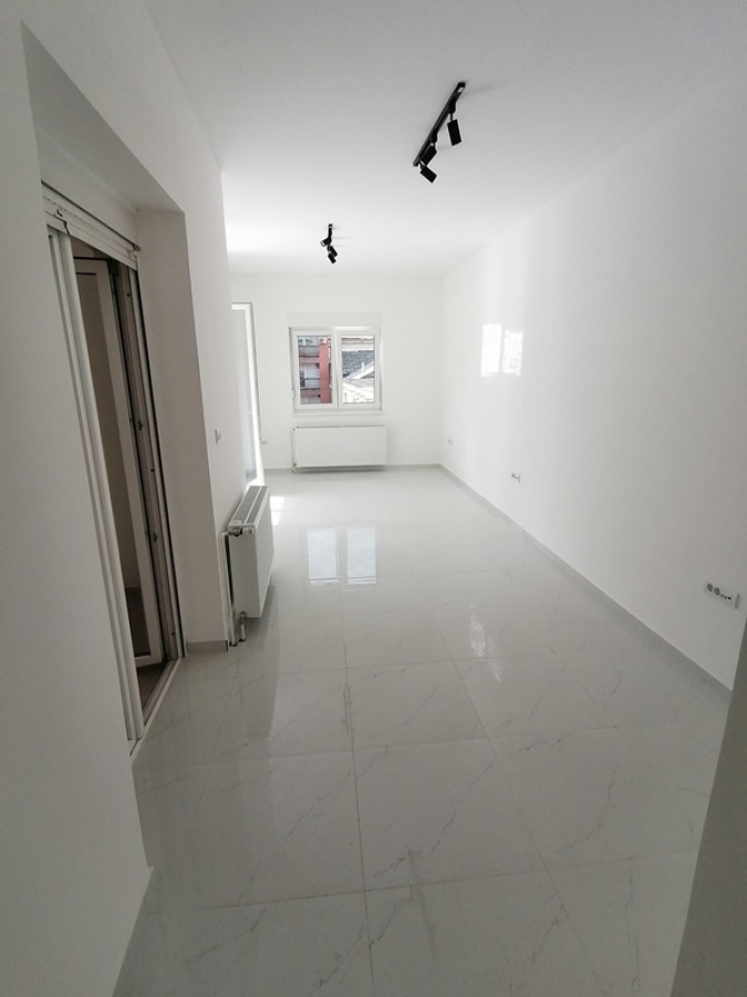 Izdaje se stambeno poslovna zgrada 496m2, toplotne pumpe - centar