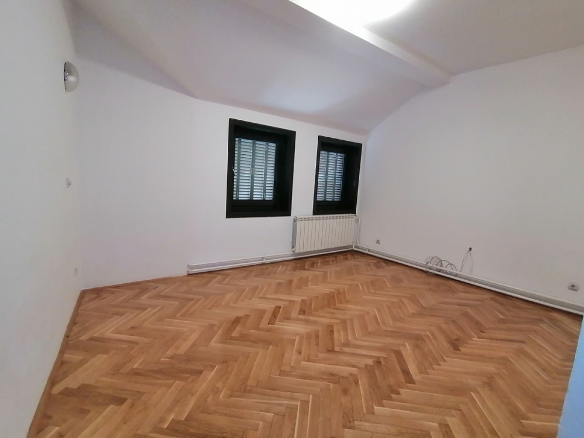 Izdaje se stan na dve etaže 227m2 kao poslovni prostor - centar. 