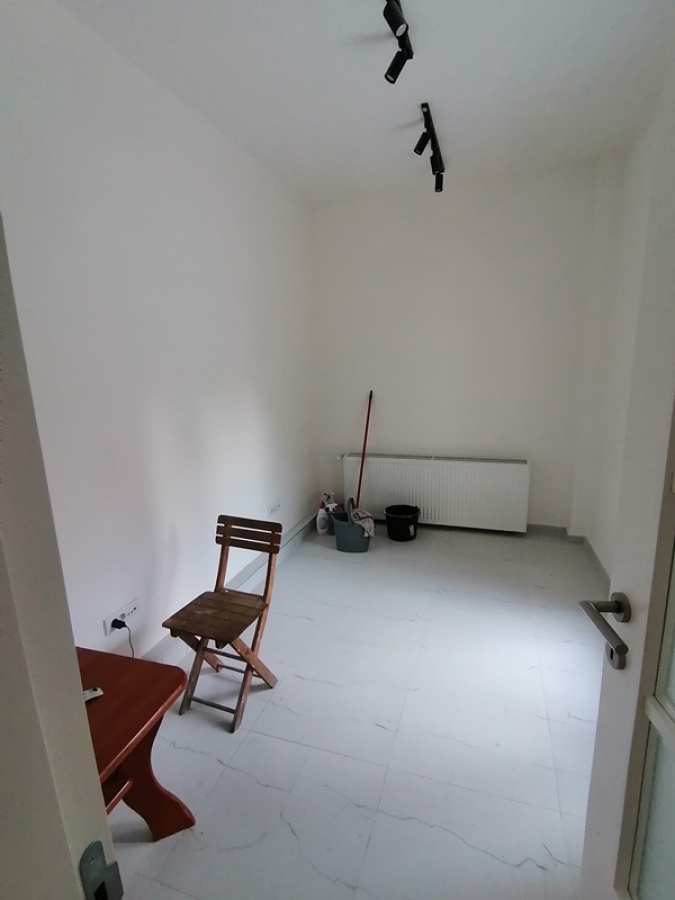 Izdaje se stambeno poslovna zgrada 496m2, toplotne pumpe - centar
