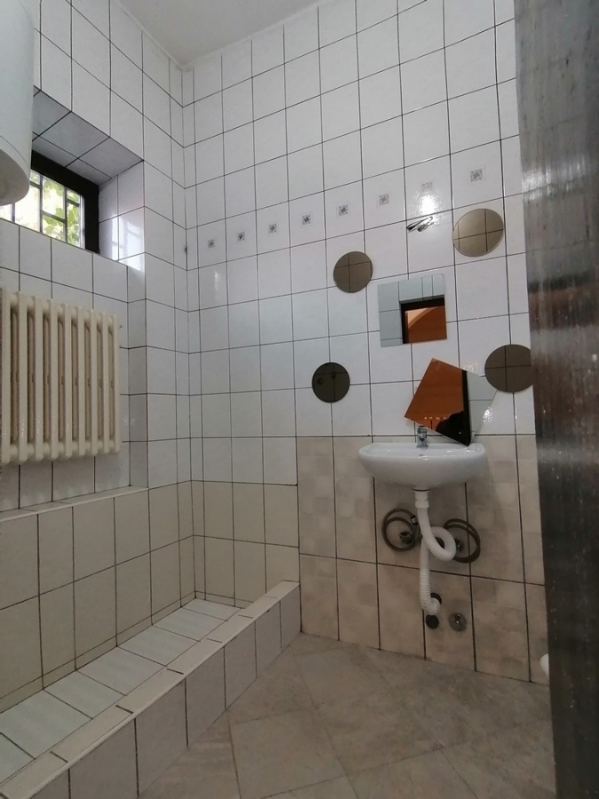 Izdaje se stan na dve etaže 227m2 kao poslovni prostor - centar. 