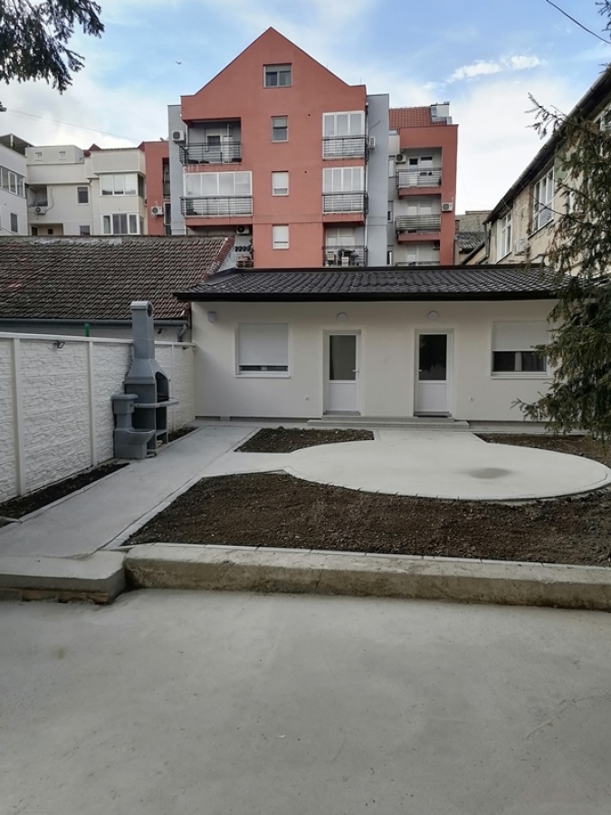Izdaje se stambeno poslovna zgrada 496m2, toplotne pumpe - centar