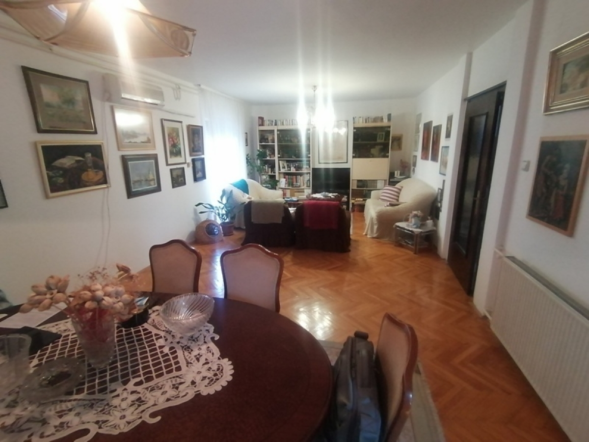 Kuća u lepom delu Adica 270m2