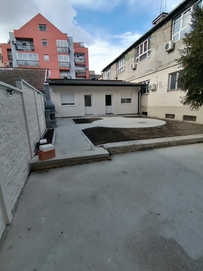 Izdaje se stambeno poslovna zgrada 496m2, toplotne pumpe - centar