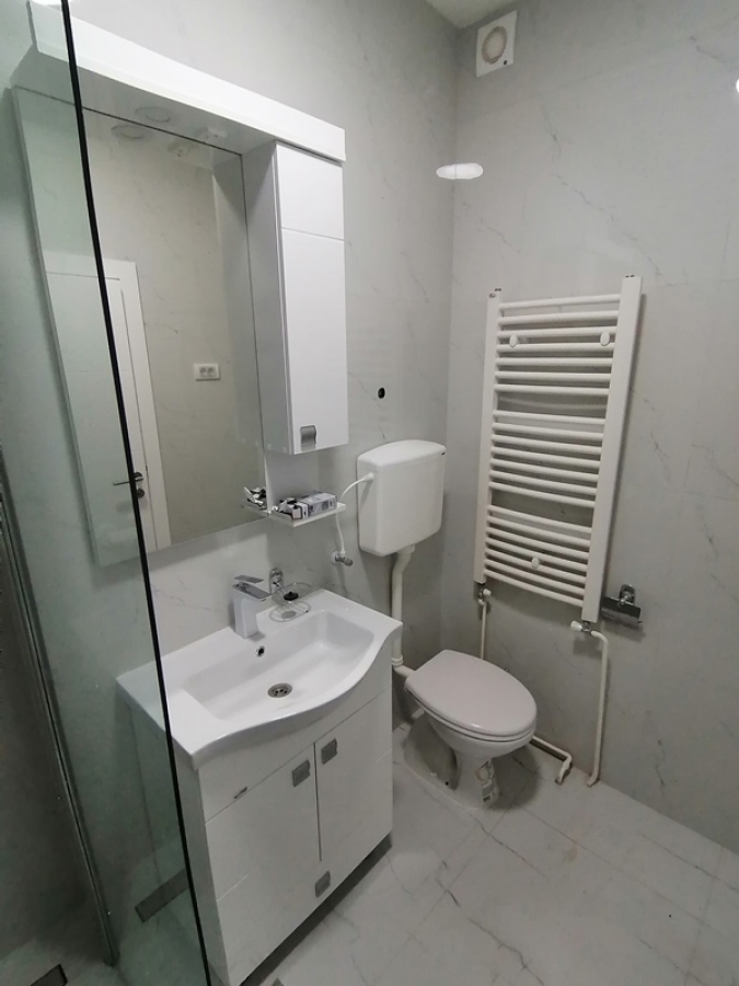 Izdaje se stambeno poslovna zgrada 496m2, toplotne pumpe - centar