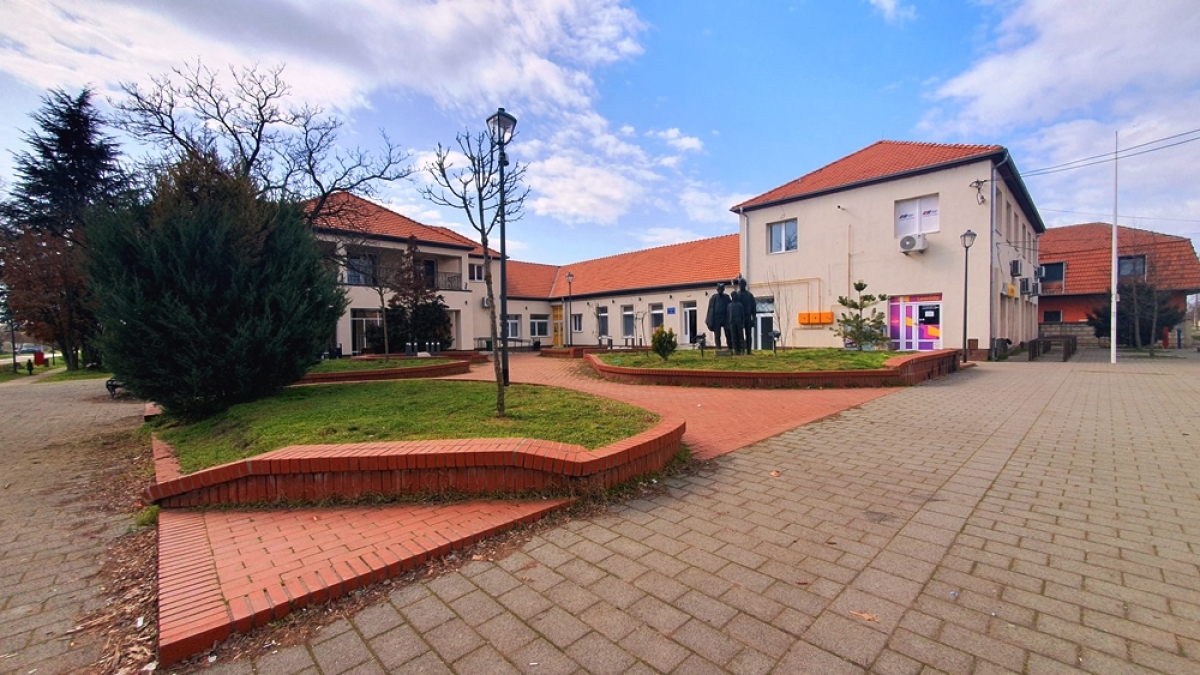 SALONSKA TROSOBNA KUĆA U CENTRU STEPANOVIĆEVA , MOŽE BITI POSLOVNI PROSTOR
