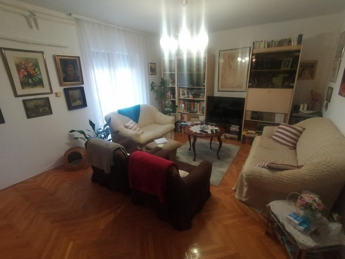 Kuća u lepom delu Adica 270m2