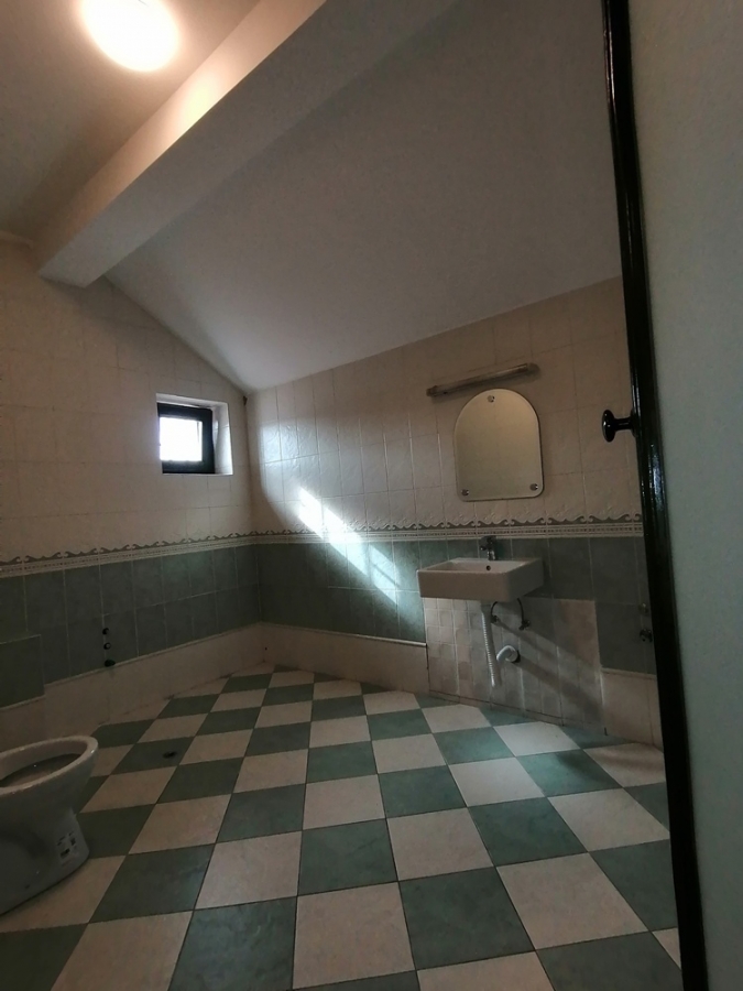 Izdaje se stan na dve etaže 227m2 kao poslovni prostor - centar. 