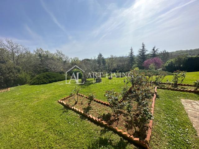 Istra, Novigrad, okolica - imanje od 10.000 m2 sa prostranom kućom u istraskom stilu