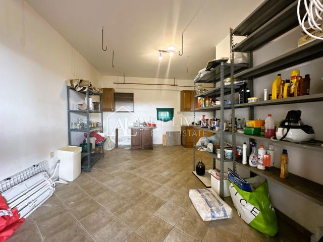 Istra, Novigrad, okolica - imanje od 10.000 m2 sa prostranom kućom u istraskom stilu