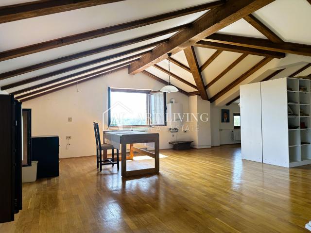 Istra, Novigrad, okolica - imanje od 10.000 m2 sa prostranom kućom u istraskom stilu
