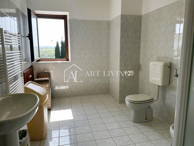 Istra, Novigrad, okolica - imanje od 10.000 m2 sa prostranom kućom u istraskom stilu