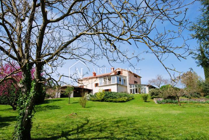 Istra, Novigrad, okolica - imanje od 10.000 m2 sa prostranom kućom u istraskom stilu