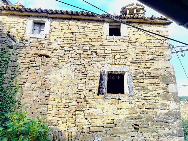 Buzet, okolica - autohtona kamena kuća za renovaciju-PRILIKA!