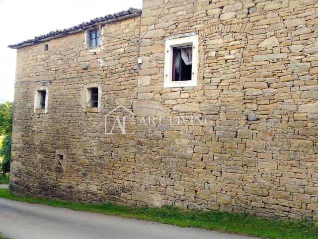 Buzet, okolica - autohtona kamena kuća za renovaciju-PRILIKA!