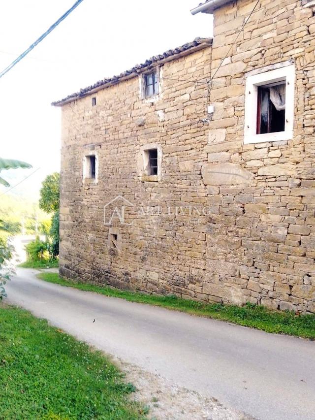 Buzet, okolica - autohtona kamena kuća za renovaciju-PRILIKA!
