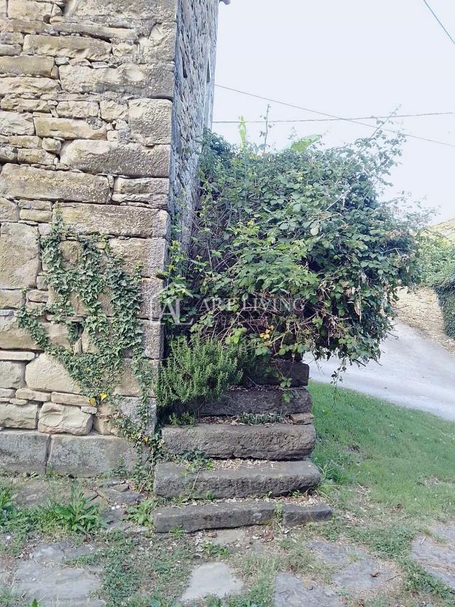 Buzet, okolica - autohtona kamena kuća za renovaciju-PRILIKA!