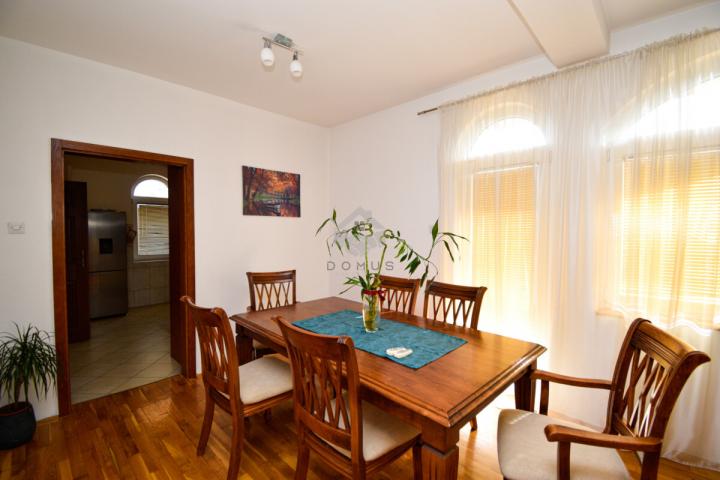 Četvorosoban namješten stan 180m2, Tološi - Podgorica