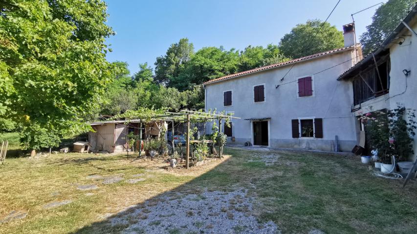 ISTRA, BUZET, KAMENA KUĆA I 2,5 ha ZEMLJIŠTA, PRODAJE SE
