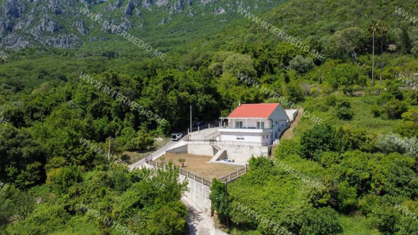 Kuća u naselju Zelenika, mir, komfor i kvalitet na jednom mjestu