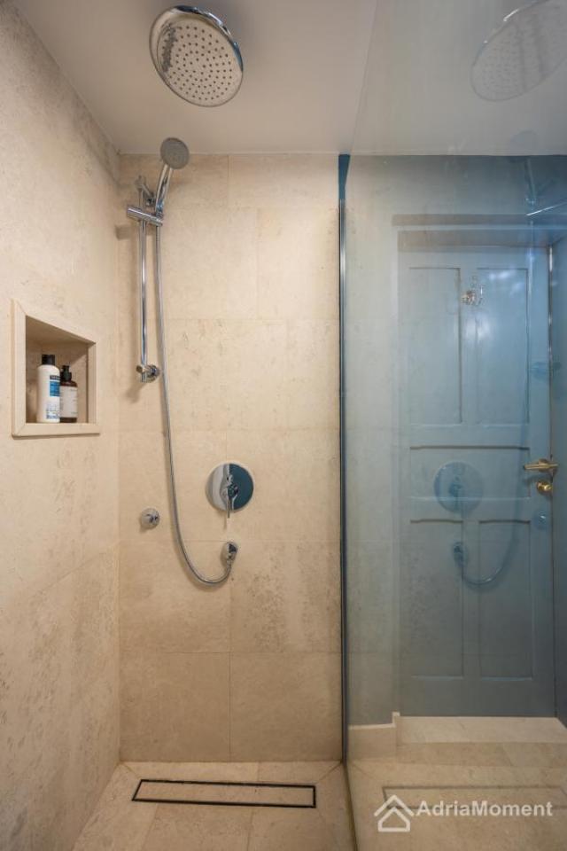 Renovirana kamena kuća u Boki - 40 metara od mora