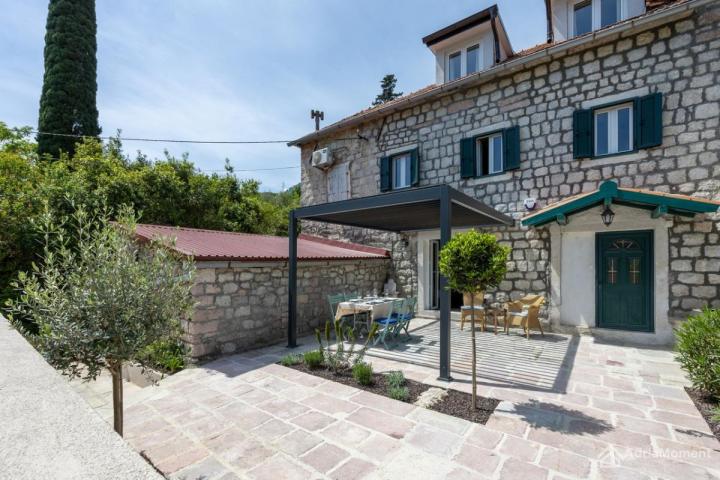 Renovirana kamena kuća u Boki - 40 metara od mora