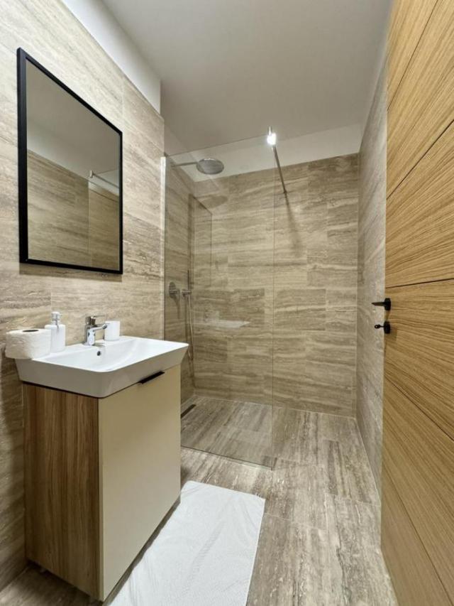 Smeštaj, Stan, 110m2 , Preko morače