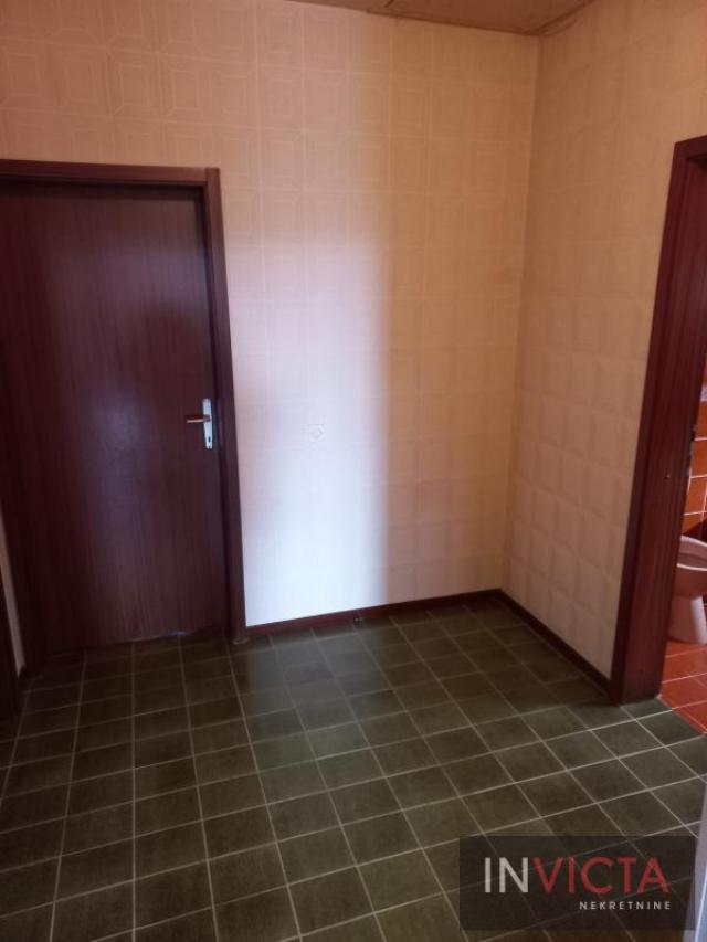 Porodična kuća sa posl. prostorom-Kać