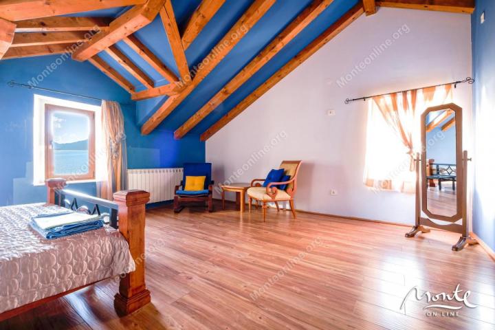 Luksuzna vila sa bazenom, saunom i baštom na prvoj liniji u Orahovcu