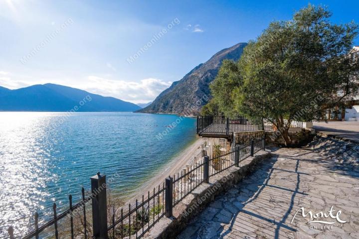 Luksuzna vila sa bazenom, saunom i baštom na prvoj liniji u Orahovcu