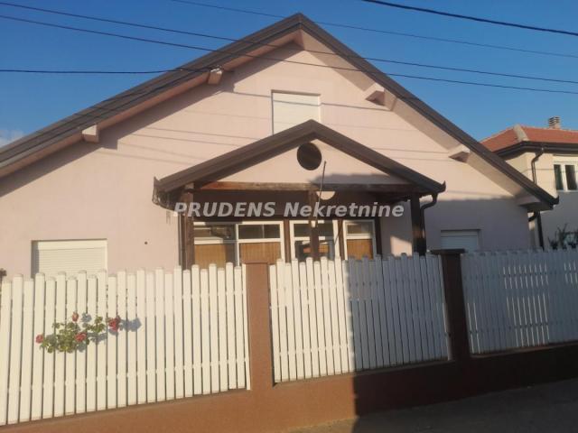 Kuća u blizini Sterijine u Surčinu
