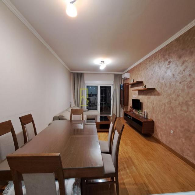 Prodajemo- kompletno namjesten dvosoban stan 72m2 sa garazom na Zabjelu