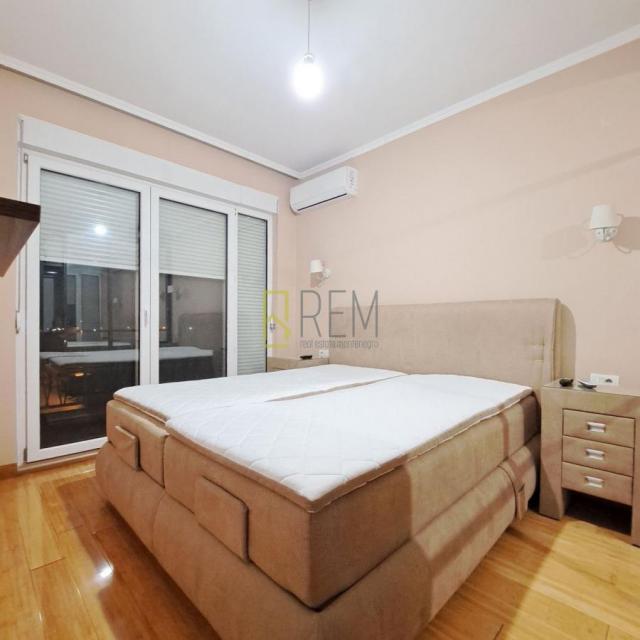 Prodajemo- kompletno namjesten dvosoban stan 72m2 sa garazom na Zabjelu