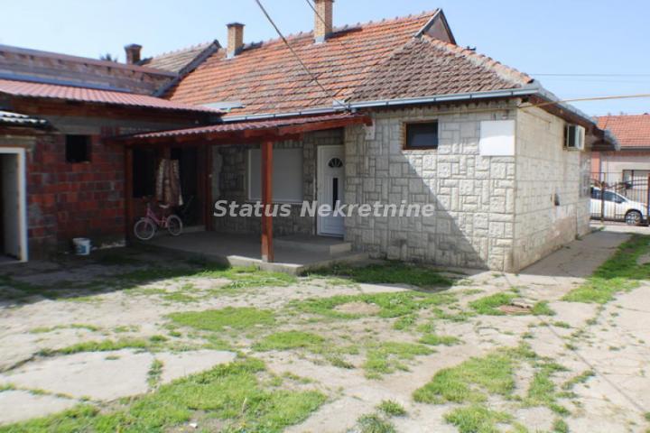 Slana Bara-Kuća sa velikim placem, 796 m2-Odlična ulica