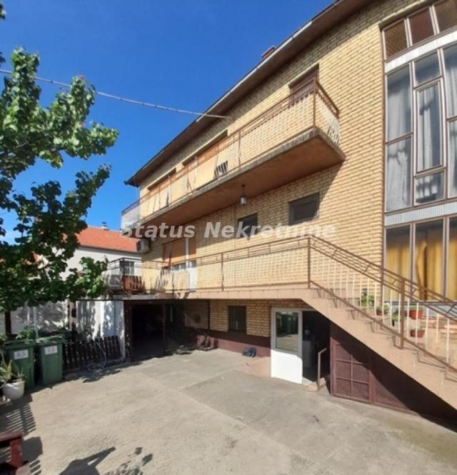Kać - dve  kuće + ekonomsko dvorište - top lokacija - izlaz na dve ulice!