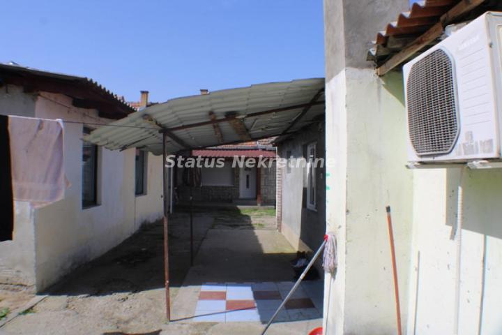 Slana Bara-Kuća sa velikim placem, 796 m2-Odlična ulica