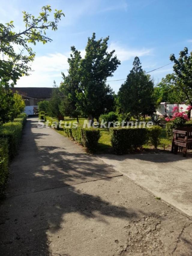 Kać - dve  kuće + ekonomsko dvorište - top lokacija - izlaz na dve ulice!