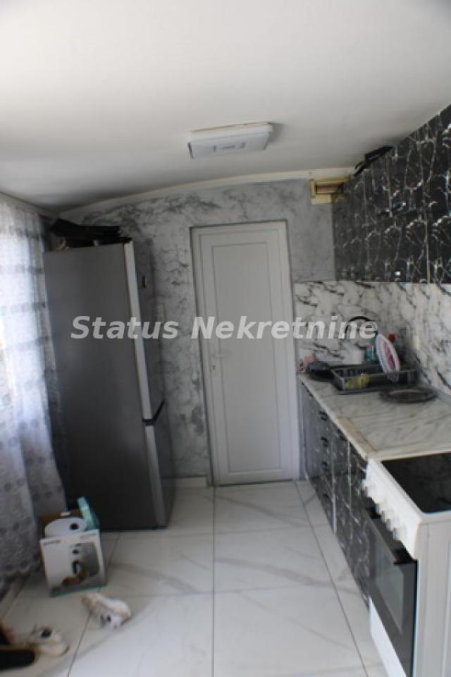 Slana Bara-Kuća sa velikim placem, 796 m2-Odlična ulica