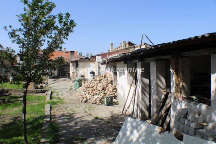 Slana Bara-Kuća sa velikim placem, 796 m2-Odlična ulica