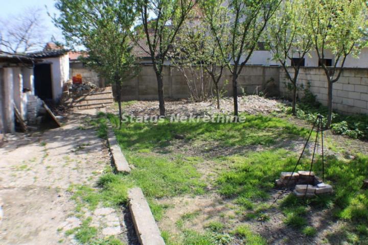 Slana Bara-Kuća sa velikim placem, 796 m2-Odlična ulica