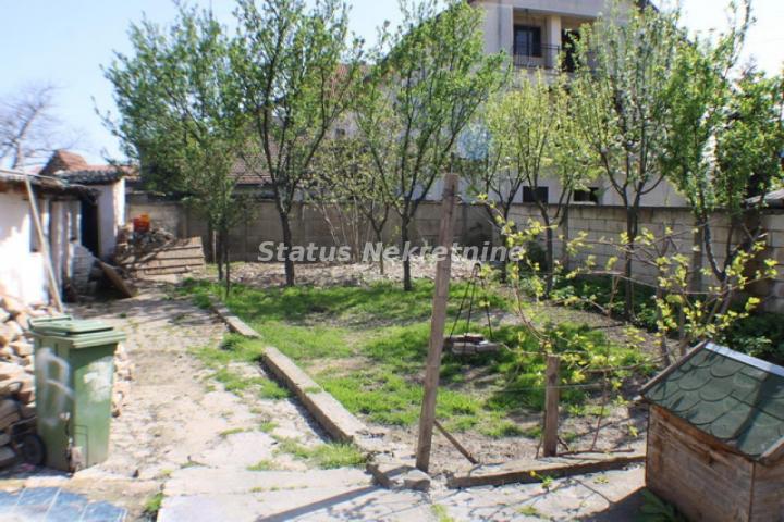 Slana Bara-Kuća sa velikim placem, 796 m2-Odlična ulica