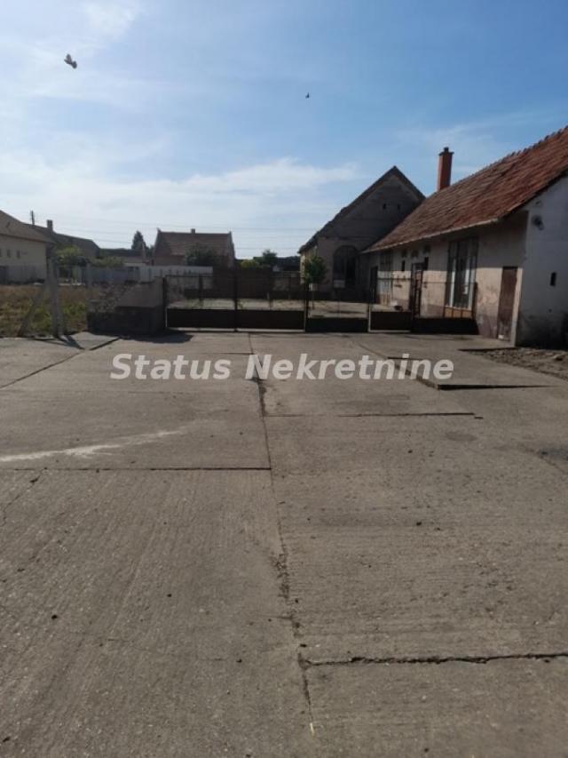 Kać - dve  kuće + ekonomsko dvorište - top lokacija - izlaz na dve ulice!