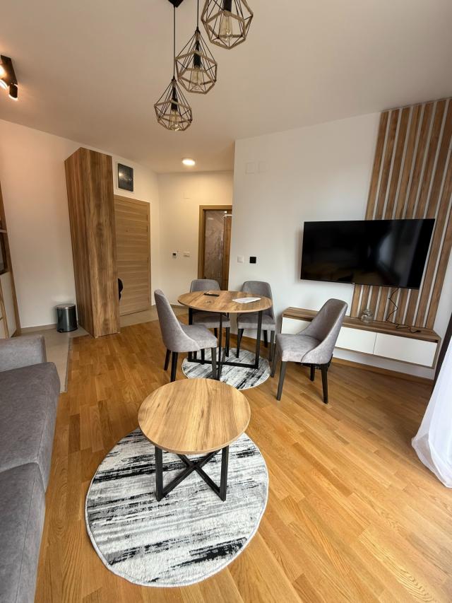 ZLATIBOR – apartman u luksuznom apart hotelu. Kompletno namješten i opremljen. 