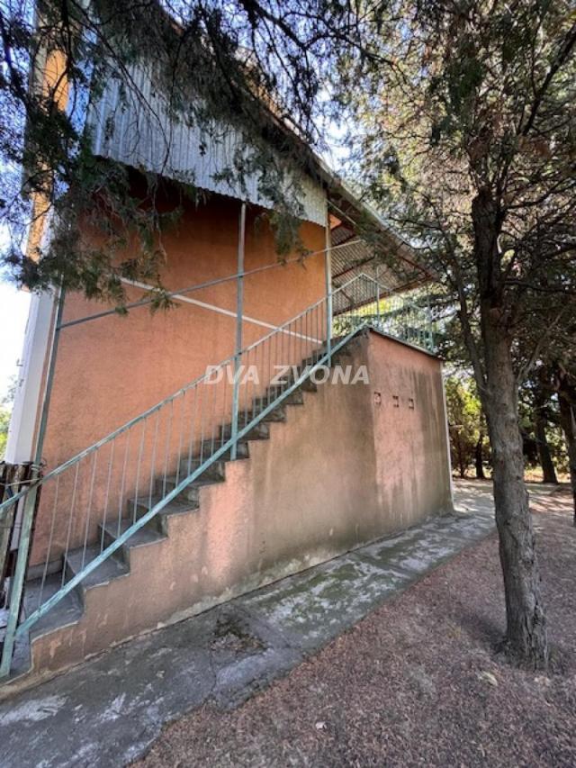 VIKENDICA ZA ODMOR U CORTANOVCIMA!  RAVAN PLAC OD 15 ARI - IDEALAN ZA UŽIVANJE U PRIRODI!