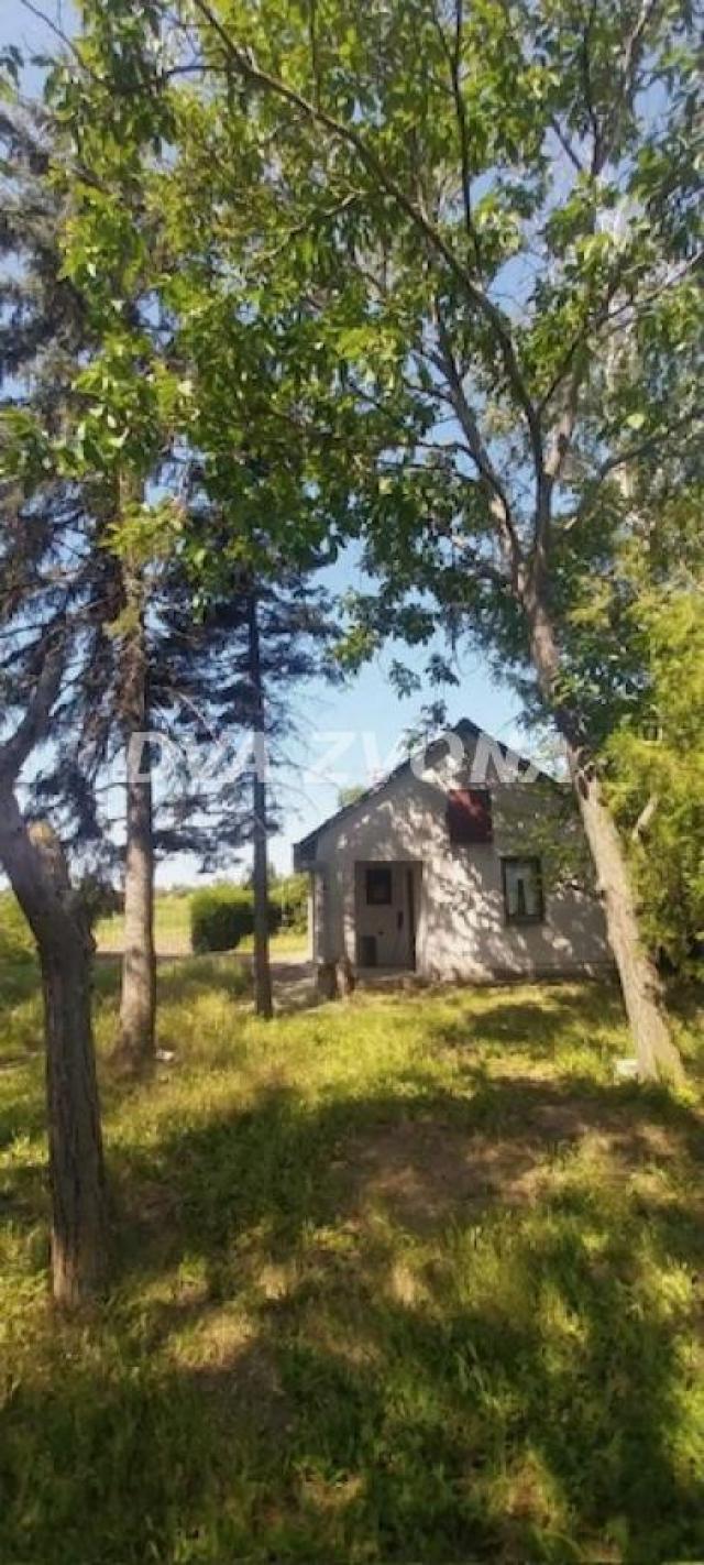 Na prodaju – vikendica sa placem u Čortanovcima (38 m² + garaža, plac 13 ari)