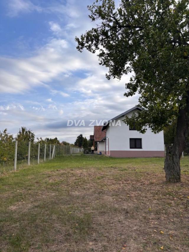 NA PRODAJU – DVE VIKEND KUĆE U ČORTANOVCIMA