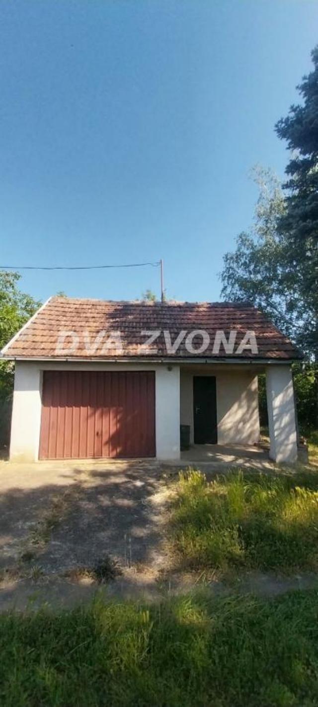Na prodaju – vikendica sa placem u Čortanovcima (38 m² + garaža, plac 13 ari)