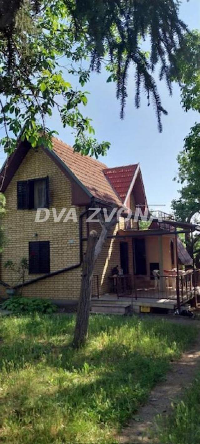 Na prodaju – vikendica sa placem u Čortanovcima (38 m² + garaža, plac 13 ari)