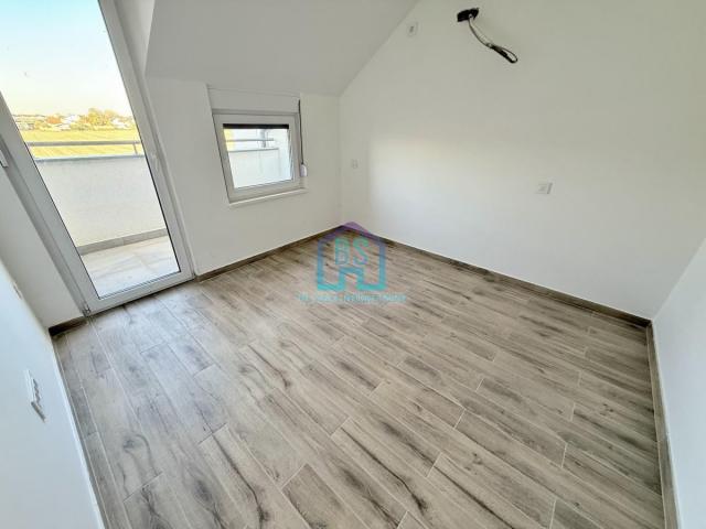 Troiposoban sta sa gratis krovnom terasom površine 90 m² i dva parking mesta