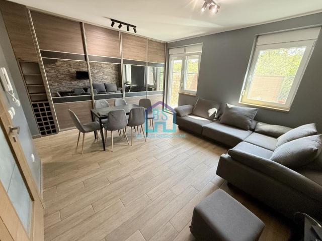 Četvorosoban stan sa gratis terasama površine 30 m²