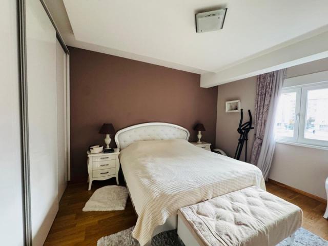 Podgorica, City kvart - three-bedroom luxuriously furnished apartment with garag